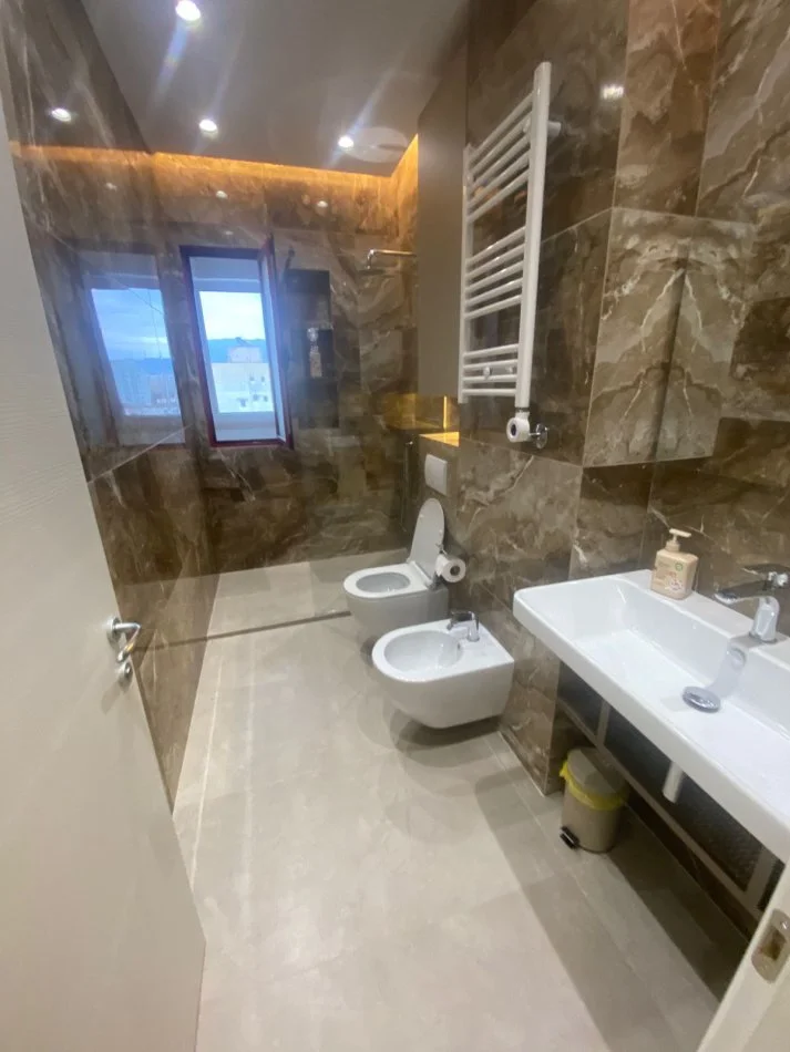 Tirane, jepet me qera apartament 2+1+Ballkon Kati 7, 85 m² 800 € 