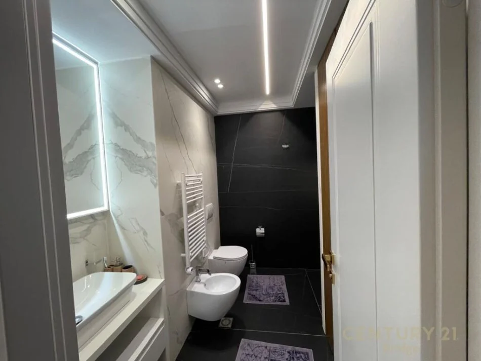 Tirane, jepet me qera apartament 2+1 Kati 5, 163 m² 2.000 € (KOPSHTI ZOOLOGJIK)