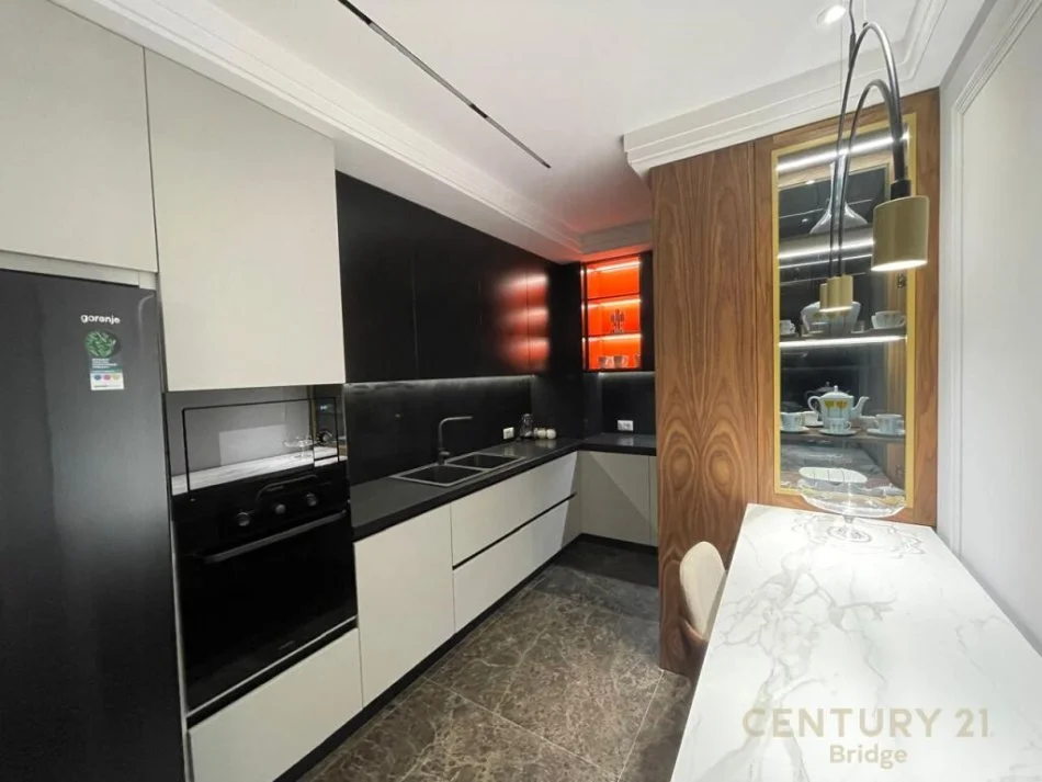 Tirane, jepet me qera apartament 2+1 Kati 5, 163 m² 2.000 € (KOPSHTI ZOOLOGJIK)