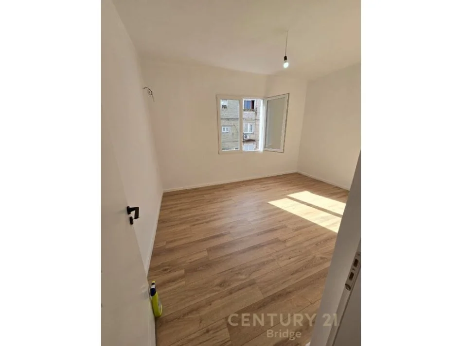 Tirane, shitet apartament 2+1 Kati 3, 75 m² 129.000 € (spitalet)