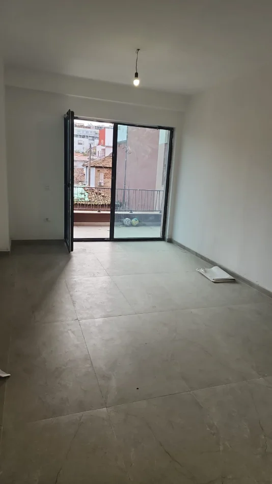 Tirane, jepet me qera dyqan Kati 2, 97 m² 1.300 € (rruga myslym shyri)