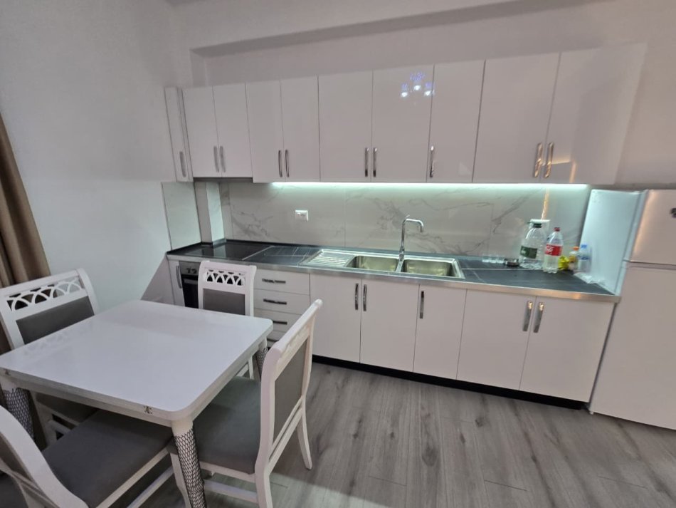Tirane, jepet me qera apartament 1+1 Kati 0, 100 m² 400 € (Sauk (New York School))