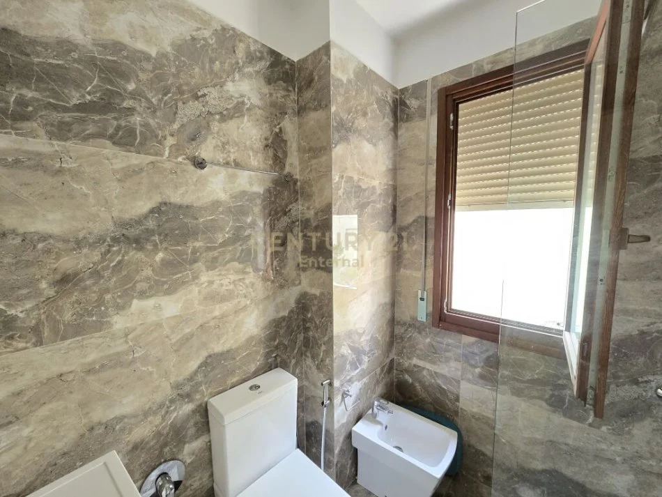 Tirane, jepet me qera apartament 2+1+Ballkon Kati 2, 103 m² 700 € (Kopshti Botanik Zoologjik)