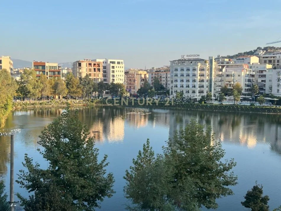 Tirane, jepet me qera apartament 2+1 Kati 2, 118 m² 550 € (Liqeni Thate)