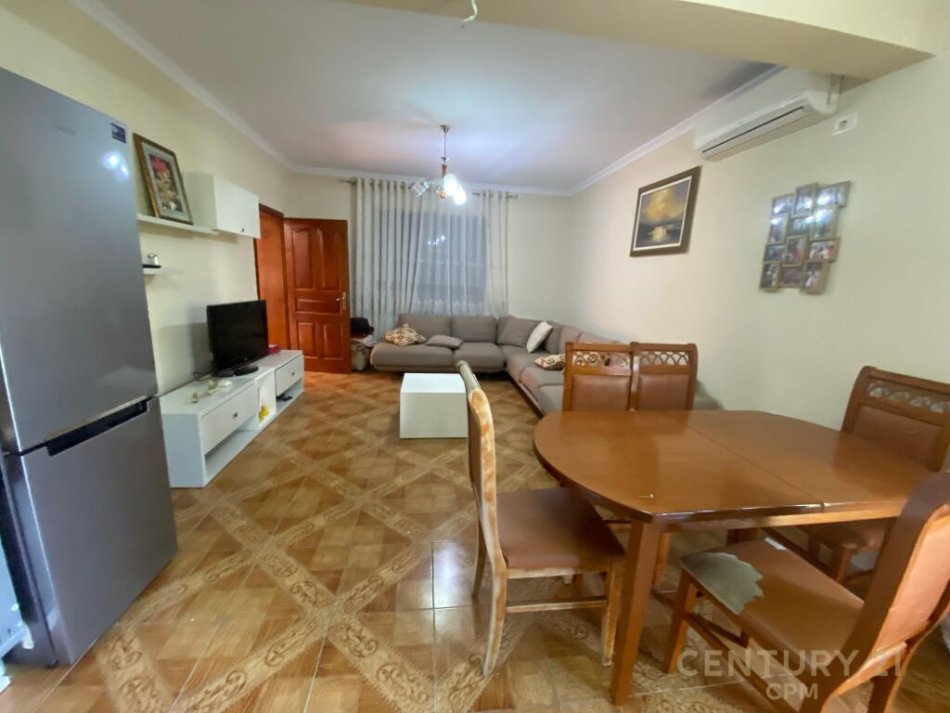 Tirane, jepet me qera Vile 2+1 Kati 2, 128 m² 500 € 