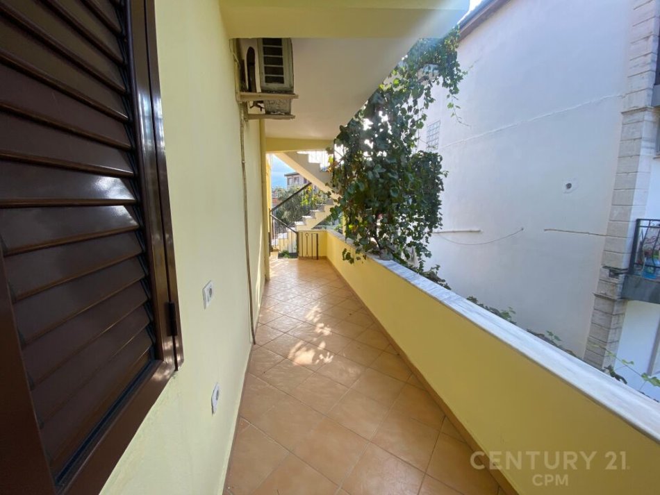 Tirane, jepet me qera Vile 2+1 Kati 2, 128 m² 500 € 