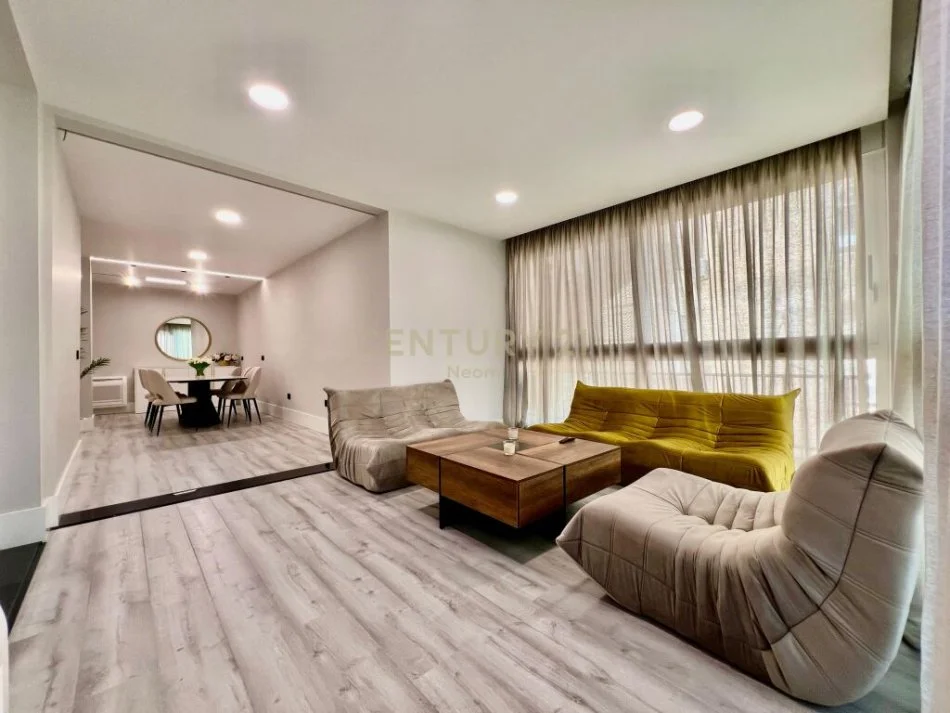 Tirane, jepet me qera apartament 2+1 , 155 m² 2.300 € (blloku)