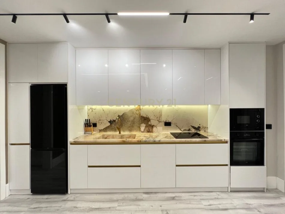 Tirane, jepet me qera apartament 2+1 , 155 m² 2.300 € (blloku)