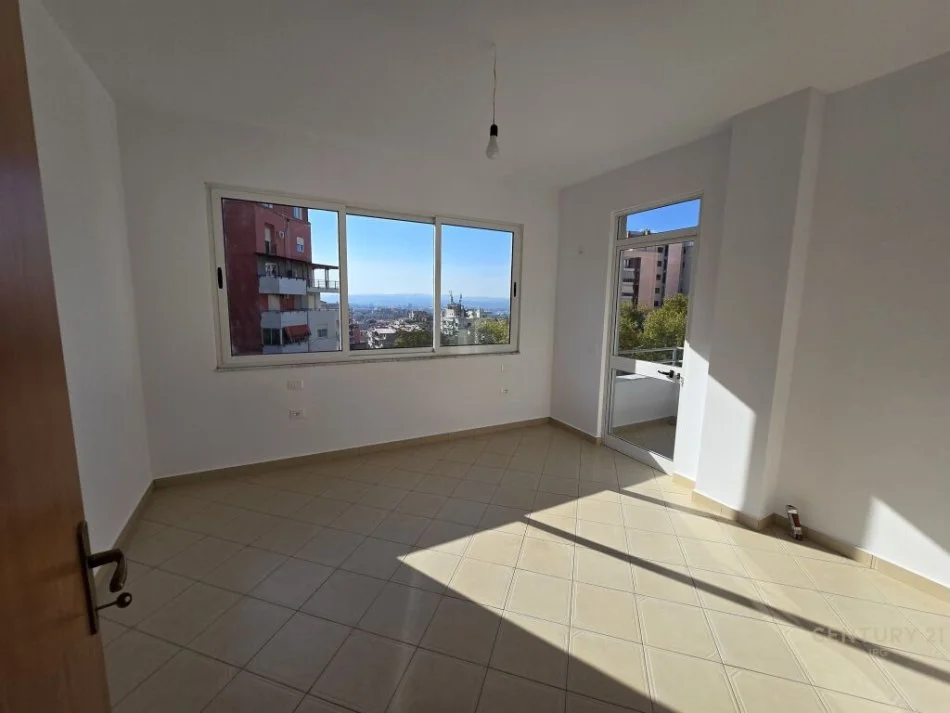 Tirane, shitet apartament 3+1 Kati 5, 123 m² 129.000 € (Fresk)