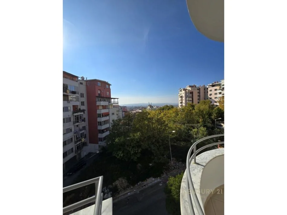 Tirane, shitet apartament 3+1 Kati 5, 123 m² 129.000 € (Fresk)