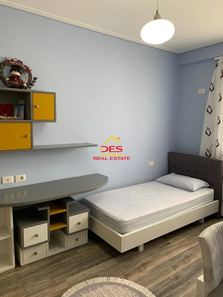 Vlore, jepet me qera apartament 2+1+Ballkon Kati 9, 130 m² 700 € (Rruga Naim Frashëri)