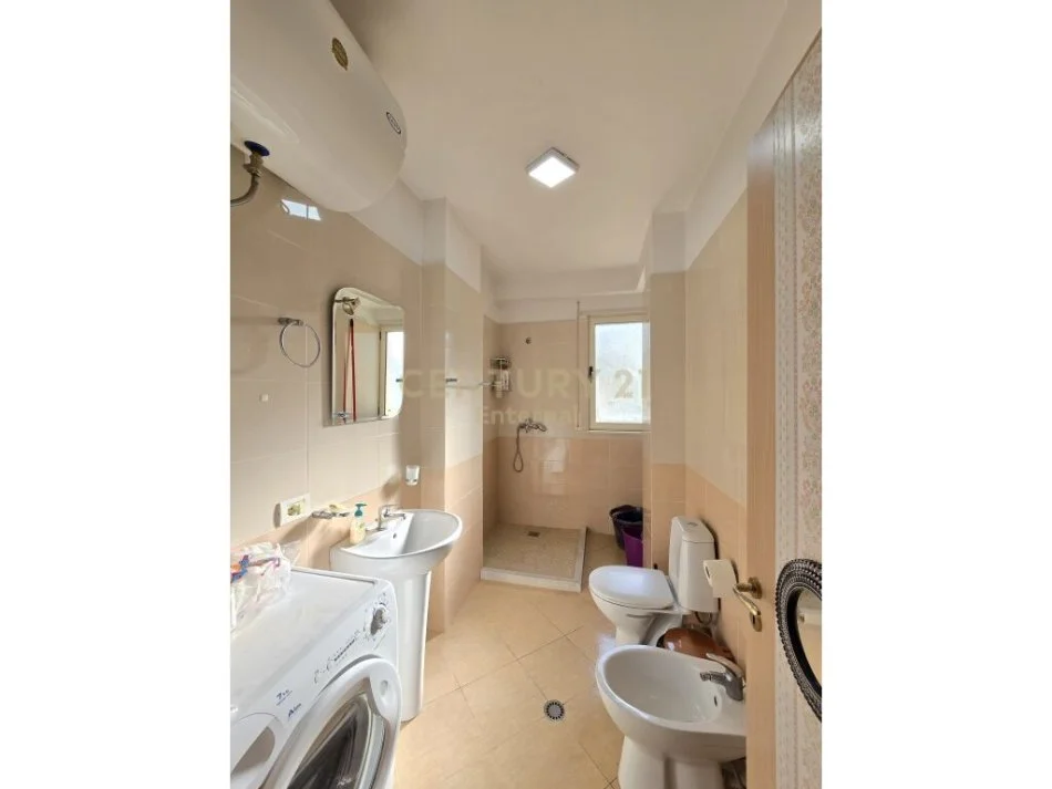 Tirane, shitet 1+1 Kati 6, 64 m² 135.000 € (liqeni i thate)