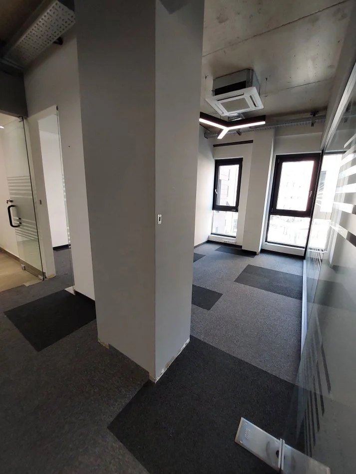 Tirane, jepet me qera zyre Kati 1, 300 m² 6.000 € (Rruga e Kosovareve)