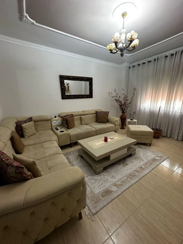 Tirane, jepet me qera apartament 2+1+Ballkon Kati 2, 140 m² 700 € 