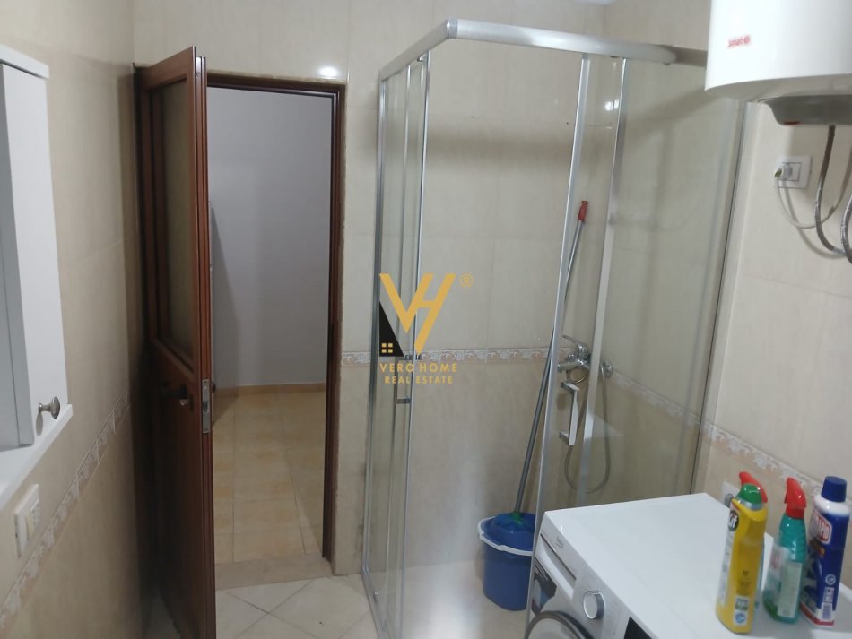 Tirane, jepet me qera 1+1+Ballkon Kati 3, 60 m² 400 € (ALI DEMI)