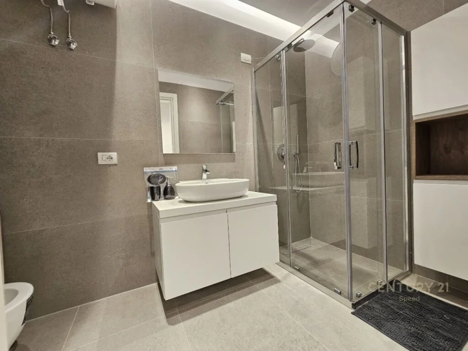 Tirane, jepet me qera apartament 1+1 Kati 3, 77 m² 950 € (Rruga e Barrikadave)