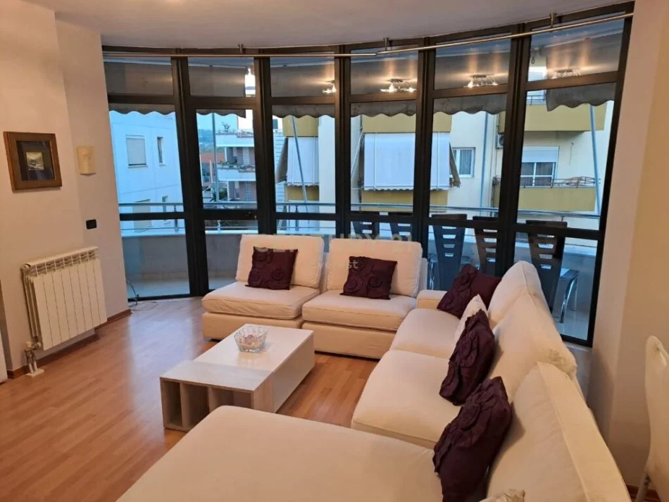 Tirane, jepet me qera apartament 2+1 Kati 3, 125 m² 650 € 