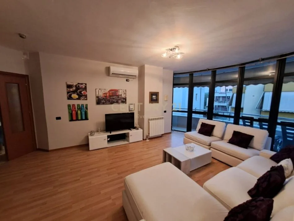 Tirane, jepet me qera apartament 2+1 Kati 3, 125 m² 650 € 