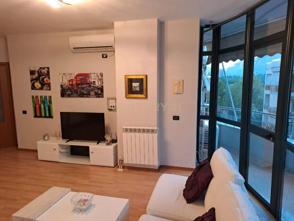 Tirane, jepet me qera apartament 2+1 Kati 3, 125 m² 650 € 