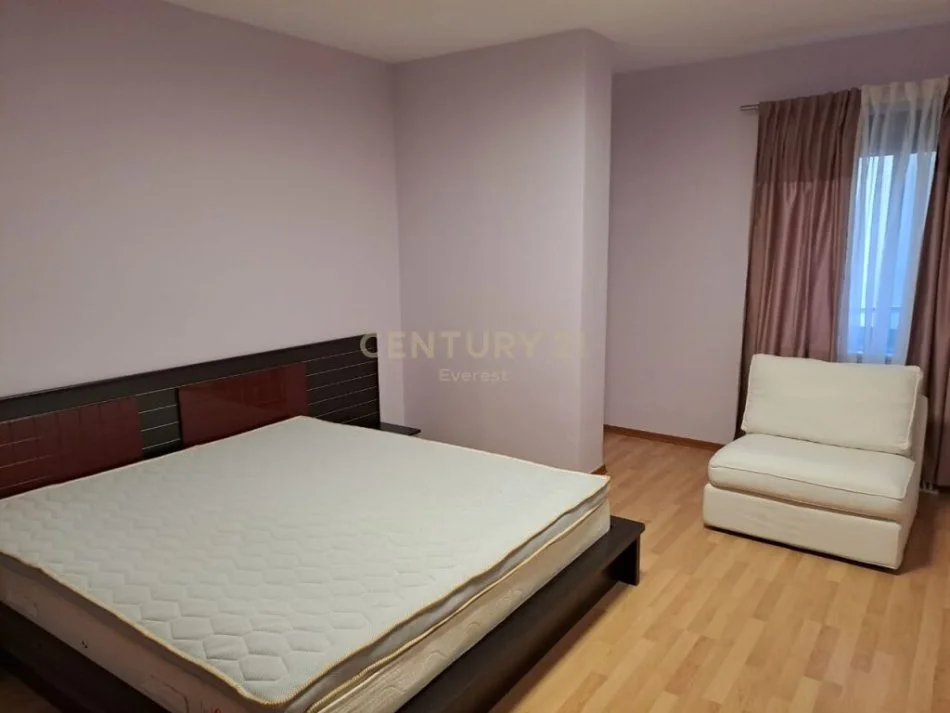 Tirane, jepet me qera apartament 2+1 Kati 3, 125 m² 650 € 