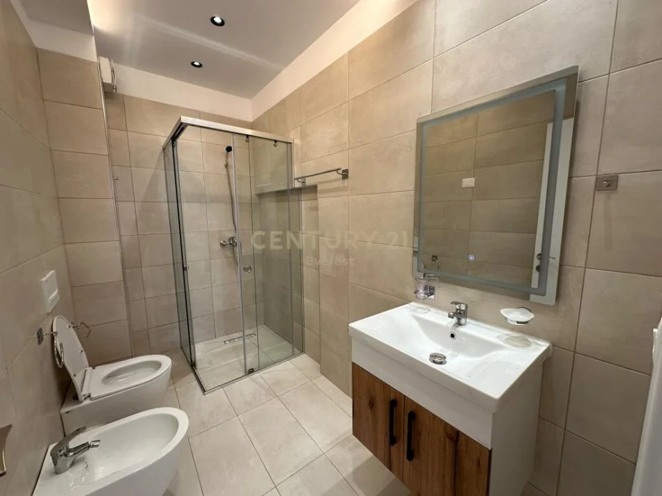 Tirane, jepet me qera apartament 2+1 Kati 3, 103 m² 900 € (kodra e diellit)