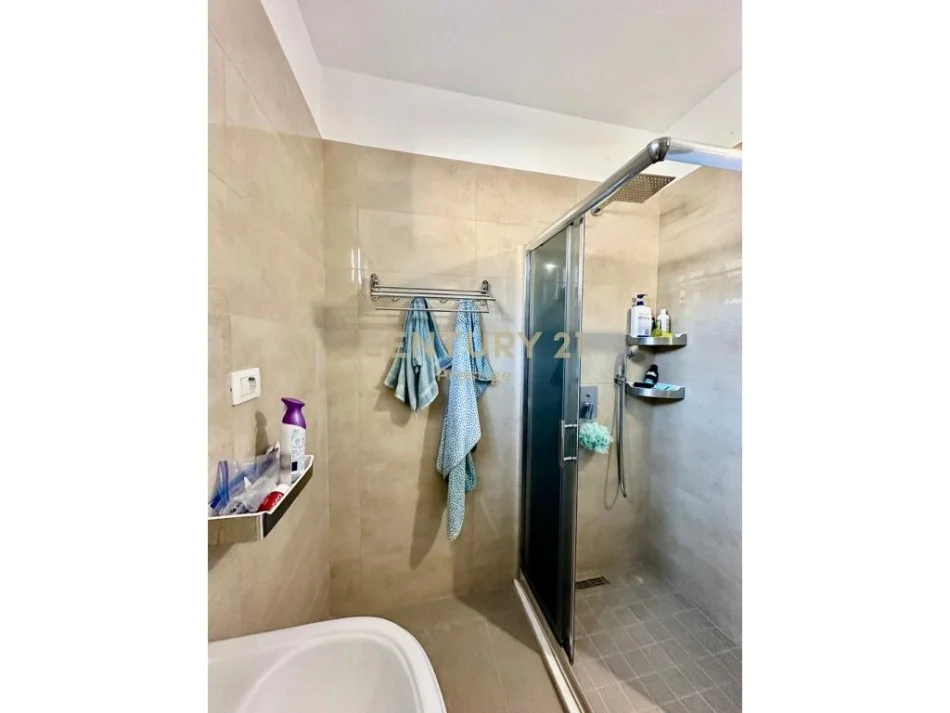 Tirane, jepet me qera apartament 2+1 Kati 2, 100 m² 550 € 