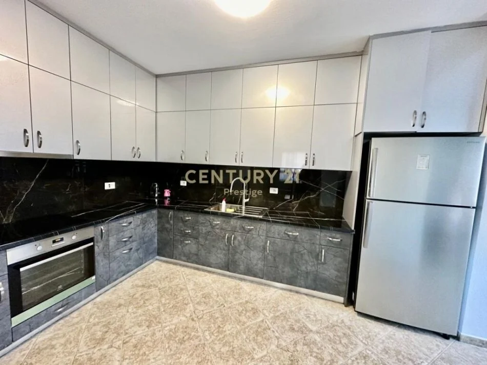 Tirane, jepet me qera apartament 2+1 Kati 2, 100 m² 550 € 