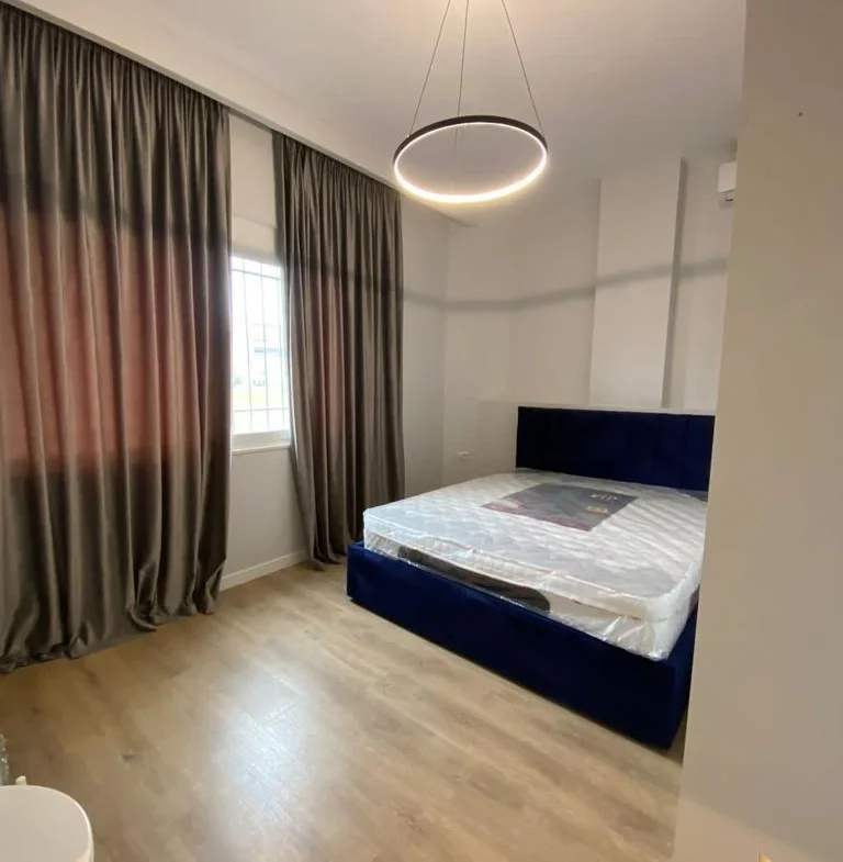 Tirane, jepet me qera apartament 1+1+Aneks Kati 3, 60 m² 600 € (FAKULTETI I INXHINIERISE)