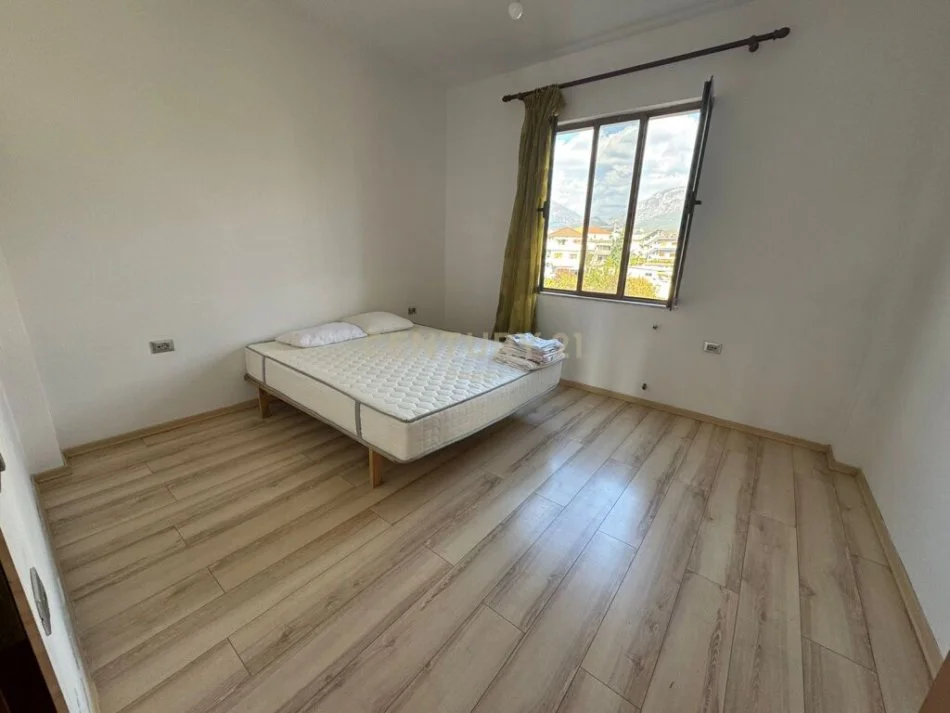 Tirane, jepet me qera apartament 3+1 Kati 3, 103 m² 500 € (perballe Venue Club ne rrugen Sadik Petrela)