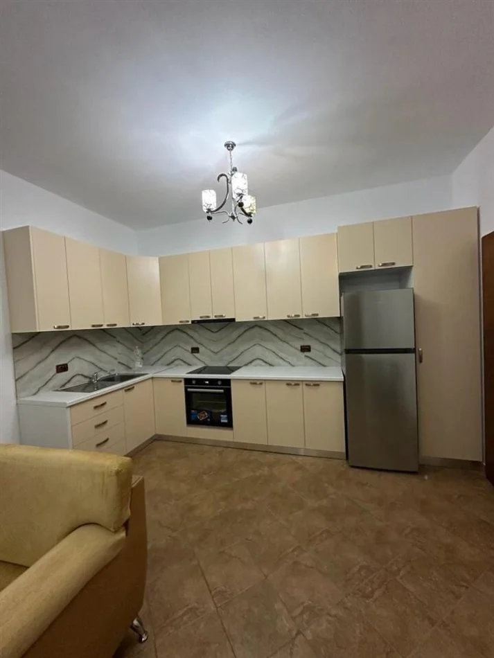 Tirane, jepet me qera apartament 2+1 Kati 3, 120 m² 400 € (Selite