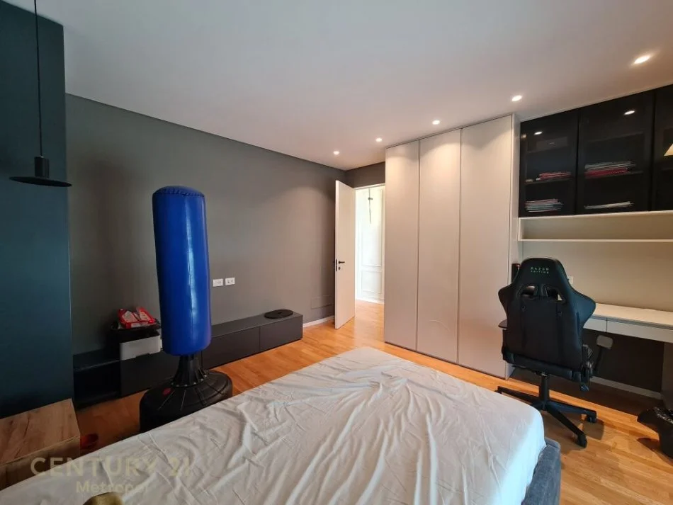 Tirane, jepet me qera apartament 3+1 Kati 1, 149 m² 2.300 € (teg)