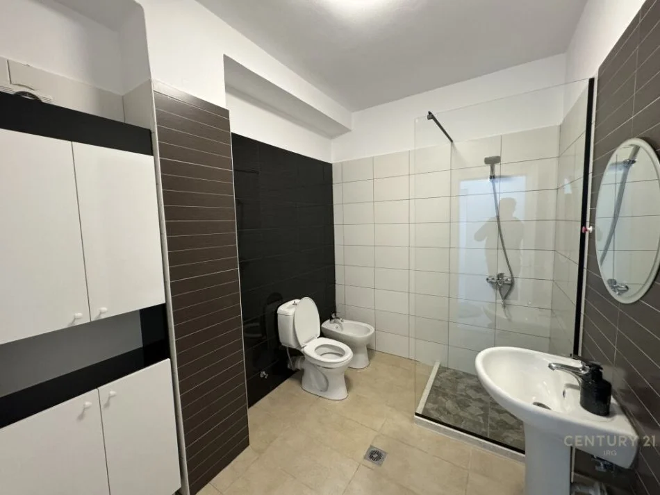 Tirane, shitet apartament 3+1 Kati 4, 143 m² 350.000 € (LIQENI I TIRANES)