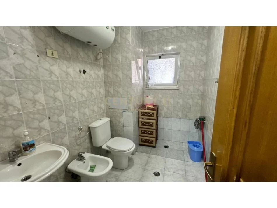 Tirane, jepet me qera zyre Kati 1, 76 m² 450 € (Zogu I Zi)