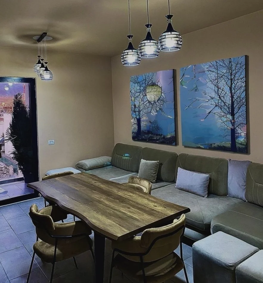 Tirane, jepet me qera apartament 1+1+Ballkon Kati 3, 70 m² 400 € (Rruga 5 Maj , prane pallateve te bashkise)