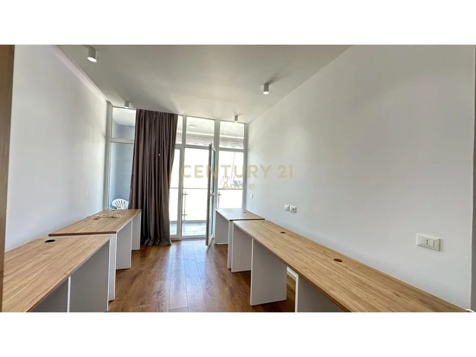 Tirane, jepet me qera apartament 2+1 Kati 8, 101 m² 800 € (Kika 2)