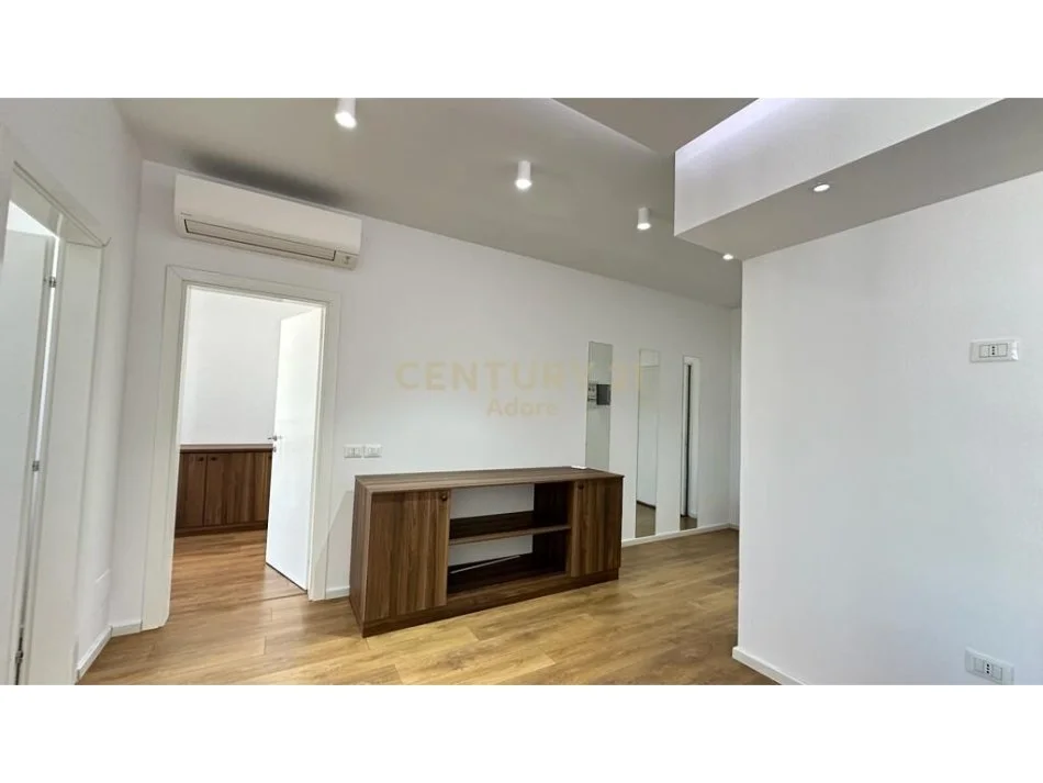 Tirane, jepet me qera apartament 2+1 Kati 8, 101 m² 800 € (Kika 2)