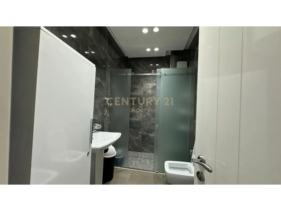 Tirane, jepet me qera zyre Kati 8, 101 m² 800 € 