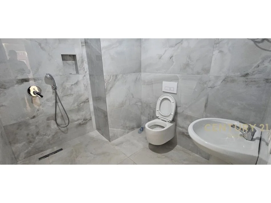 Tirane, jepet me qera apartament 2+1+Aneks+Ballkon Kati 2, 109 m² 650 € (Ish stacioni i trenit)