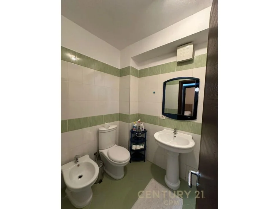 Tirane, jepet me qera apartament 2+1+Ballkon Kati 2, 100 m² 600 € 