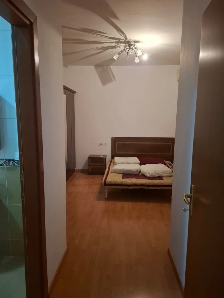 Tirane, jepet me qera apartament 2+1+Ballkon Kati 5, 120 m² 600 € (Komuna e parisit, Kristal Center , Pallati i Conad)