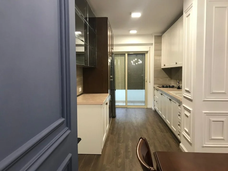 Durres, jepet me qera apartament 3+1 , 550 € (Durres)