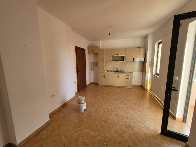 Tirane, jepet me qera apartament Kati 3, 92 m² 40.000 Leke (Rruga Naim Frasheri)