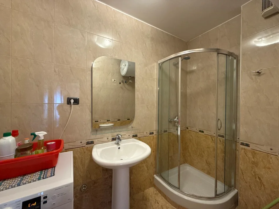 Tirane, jepet me qera apartament 2+1+Ballkon Kati 9, 97 m² 700 € (9 katshet)