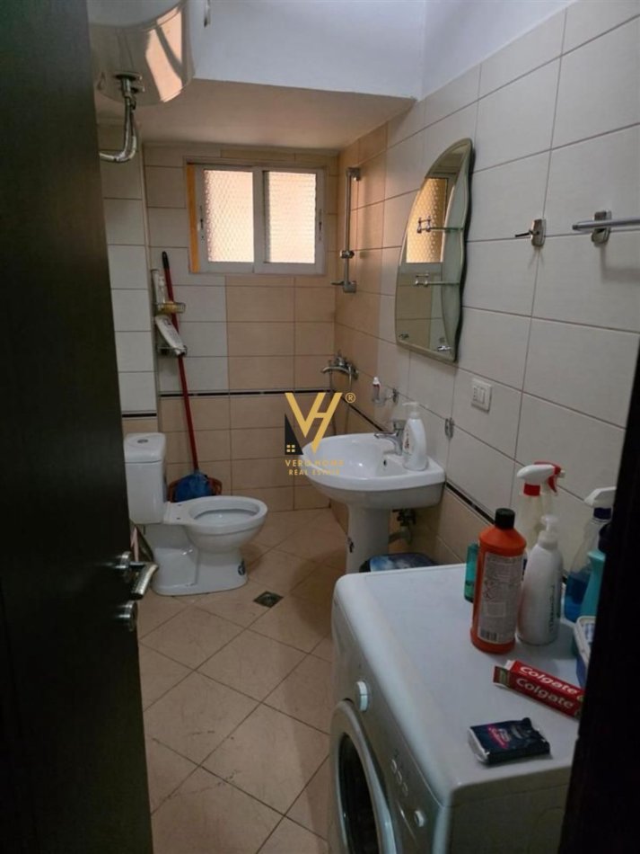 Tirane, jepet me qera apartament 1+1+Ballkon Kati 3, 70 m² 420 € (BRRYL)