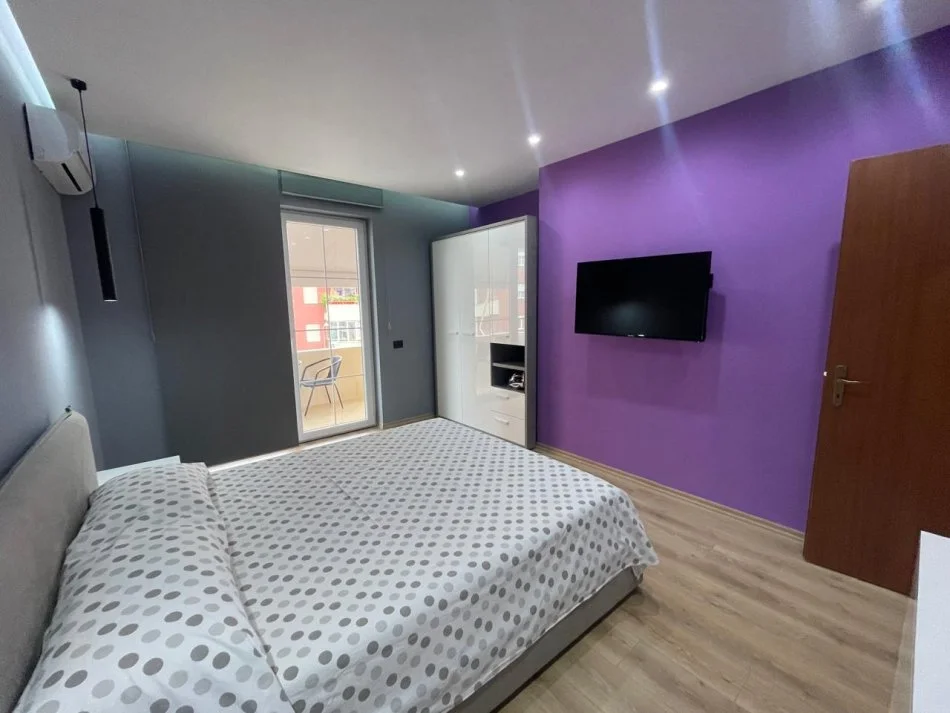 jepet me qera apartament 2+1 modern ne rruge  kryesore astir , 600 €