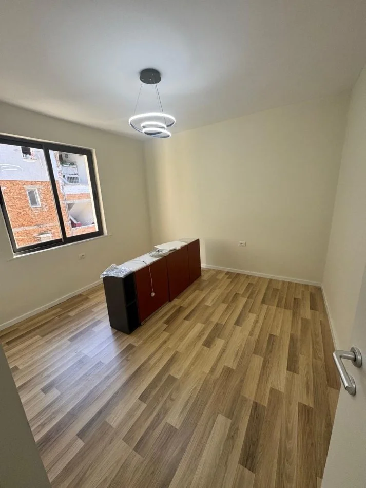 Tirane, shitet apartament 2+1+Ballkon Kati 3, 76 m² 155.000 € (Mine Peza prane Prokuroris)