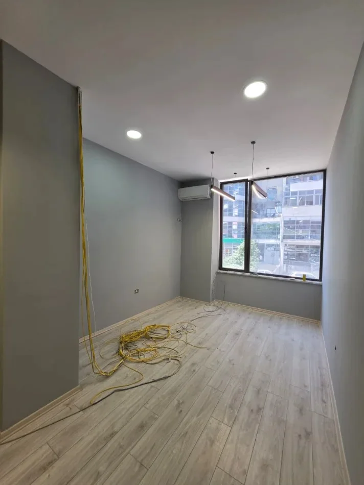Tirane, jepet me qera ambjent biznesi Kati 2, 31 m² 600 € (Rruga Don Bosko)
