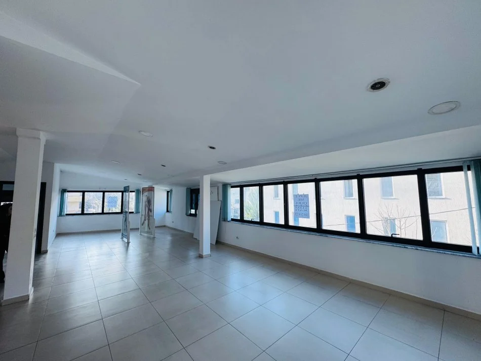 Shqiperi, jepet me qera zyre Kati 2, 230 m² 2.000 € (Ambient Zyre me qera ne zonen e Brrylit)