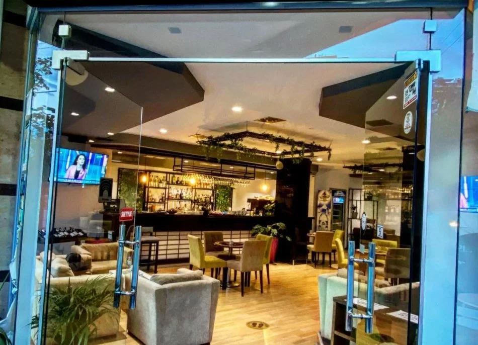 Tirane, jepet me qera ambjent biznesi Kati 0, 140 m² 1.000 € (Kodra e Diellit)