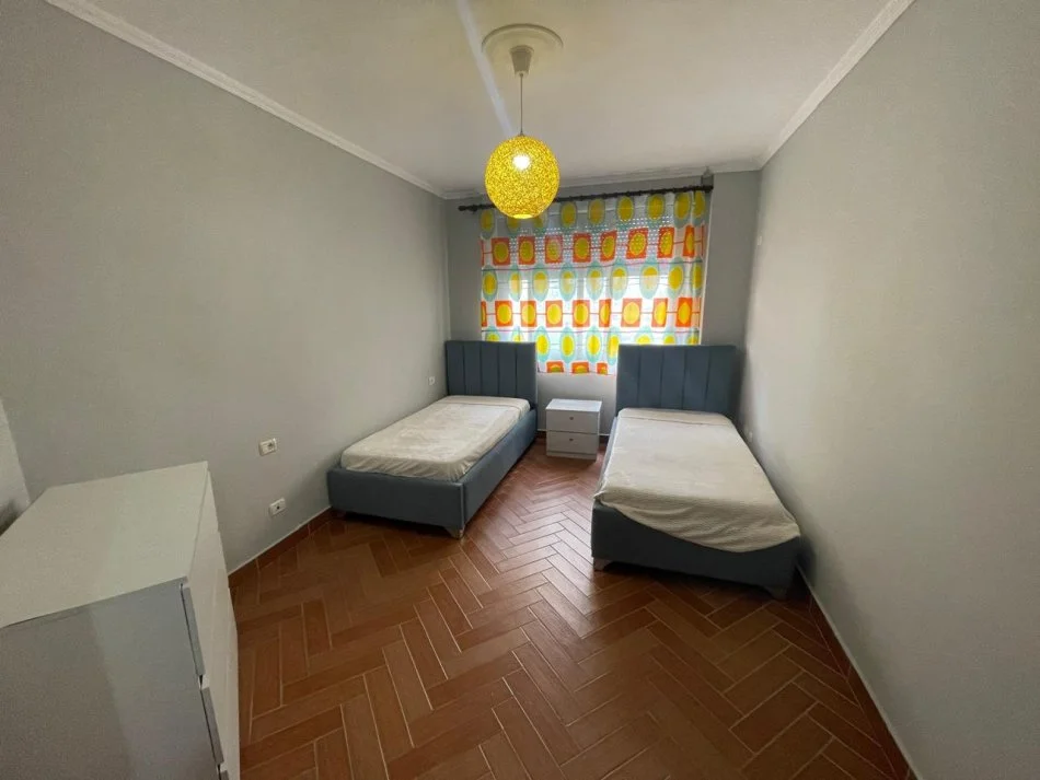 Tirane, jepet me qera apartament 2+1+Ballkon Kati 3, 90 m² 700 € (Komuna e Parisit)